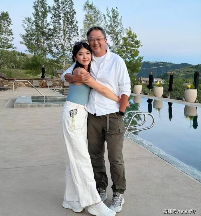 阿雅的女儿都这么大了？长相黝黑像混血，在西雅图和王伟忠合影