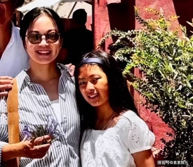 阿雅的女儿都这么大了？长相黝黑像混血，在西雅图和王伟忠合影