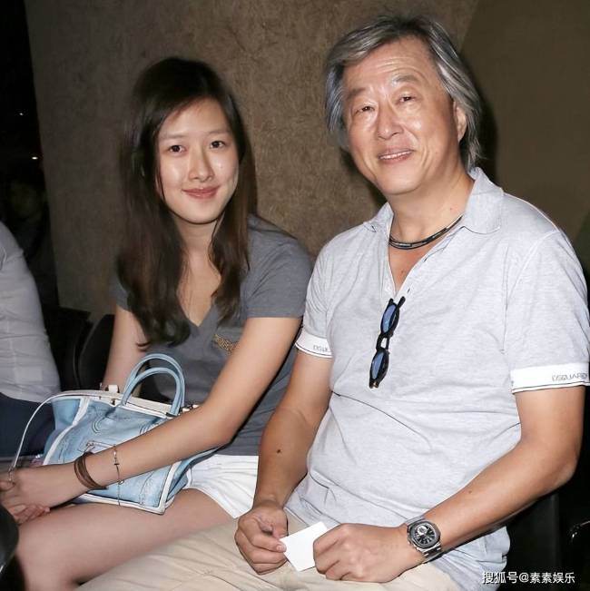 阿雅的女儿都这么大了？长相黝黑像混血，在西雅图和王伟忠合影