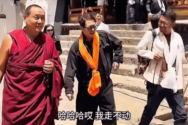 61岁李连杰在寺庙“手舞足蹈”的一幕，丢掉了最后的“体面”