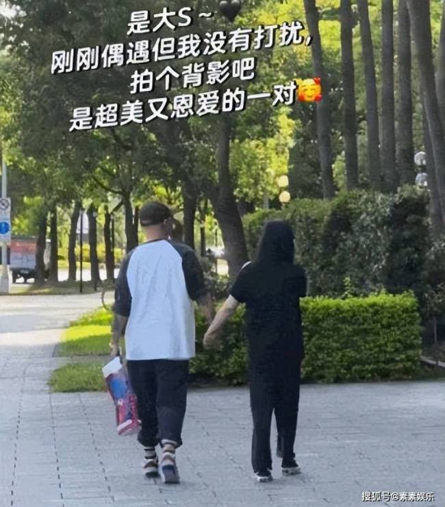 大S会吃醋吗？汪小菲晒全家福，小梅牵着玥儿的手灿笑