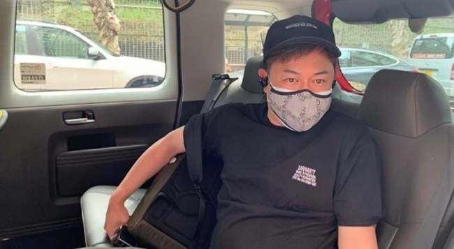 陈键锋最新近照曝光，帅气小生变油腻大叔，手上还做了美甲