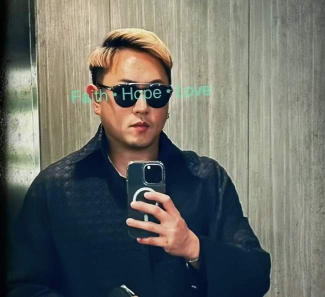 陈键锋最新近照曝光，帅气小生变油腻大叔，手上还做了美甲