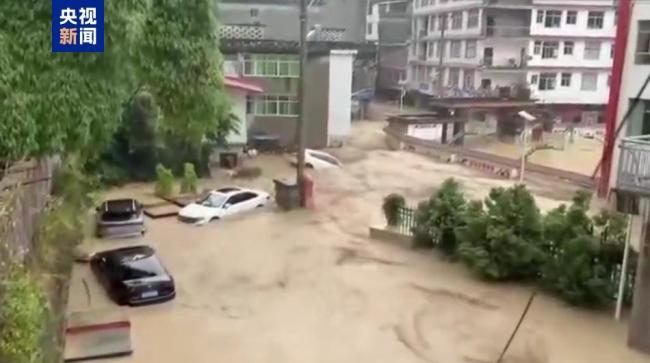 重庆彭水多个乡镇遭暴雨袭击 部分道路中断