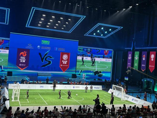 3V3机器人贴身“肉搏” 首个不使用遥控器的“机器人足球联赛”来了！