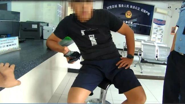 上海男子一夜“艳遇”损失 4.5 万元，对方得手后逼他删光所有聊天记录，警方提示：遇到这种情况立即报警