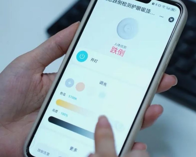 守护老人的防摔跤灯值不值千元？上海探索新机制为养老科技破局