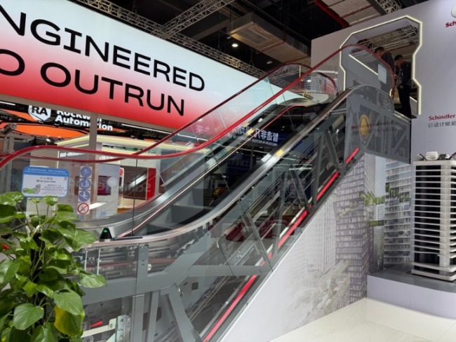 进博会技术装备展区:“大块头”很灵活 美芯片巨头与小米荣耀“秀恩爱”