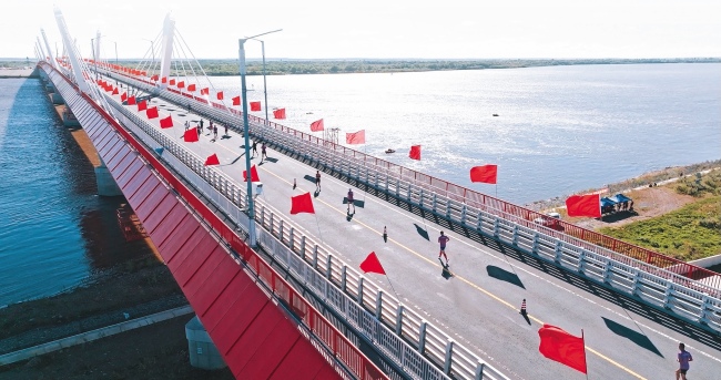 黑龙江黑河市：跨境马拉松跑出中俄相知新故事