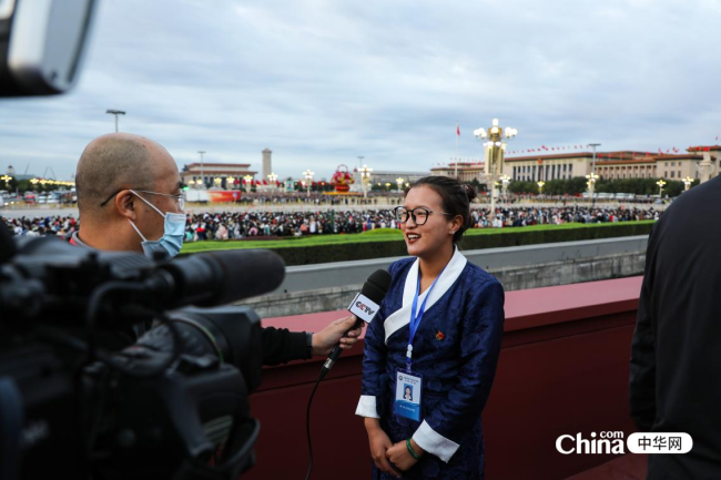 西藏基层干部赴京参观培训班学员今天来到在天安门城楼，在东观礼台观看2021年10月1日国庆升旗仪式。图为学员尼玛卓嘎接受中央电视台记者采访。（编辑 柳文婷  摄影 赵瑜）