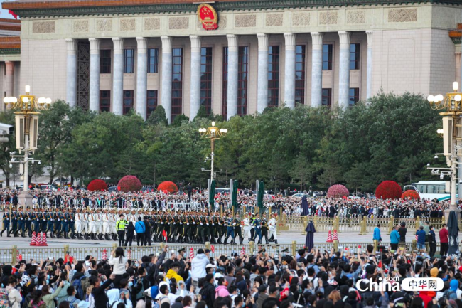 西藏基层干部赴京参观培训班学员今天来到在天安门城楼，在东观礼台观看2021年10月1日国庆升旗仪式。（编辑 柳文婷 摄影 赵瑜）