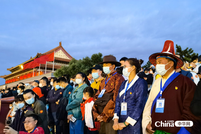 西藏基层干部赴京参观培训班第一期学员，来到在天安门城楼，在东观礼台观看2021年10月1日国庆升旗。（编辑 柳文婷  摄影 赵瑜）