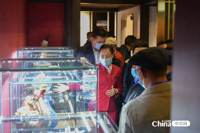 西藏基层干部赴京参观学习班第二期学员到访王府井工美大厦