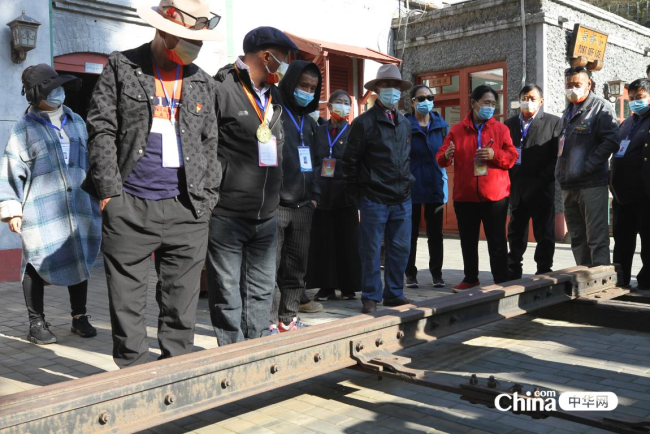 学员们驻足欣赏青龙桥火车站百年铁轨