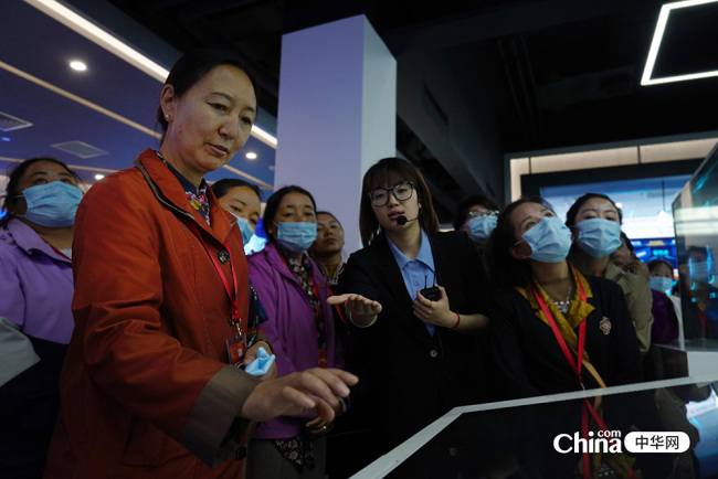 西藏基层妇联干部参观北汽越野工厂与中国信息通信研究院