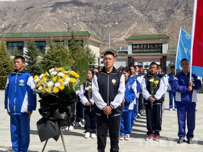 西藏拉萨:千余人深切缅怀革命先烈
