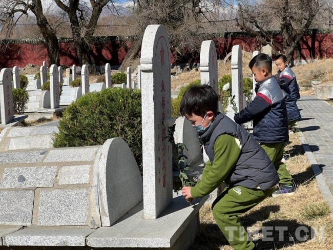 西藏拉萨：千余人深切缅怀革命先烈