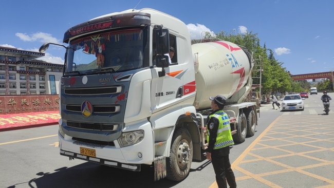 高考来临香格里拉城市交警严阵以待全力“应考”