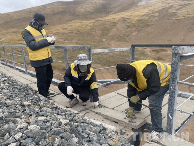 长江源头用实干当先高擎党旗的桥隧人