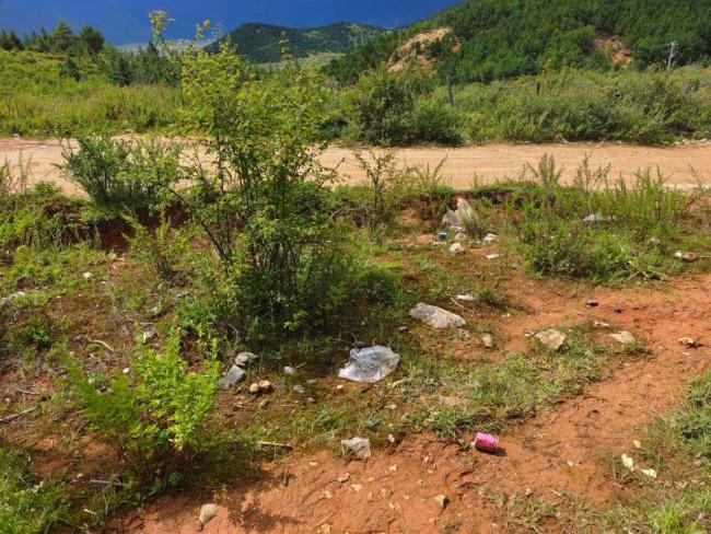 五凤山健身步道沿线垃圾成堆 登山赏景要塑身更要塑心