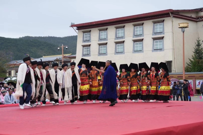 香格里拉市举行多民族葫芦笙展演赛