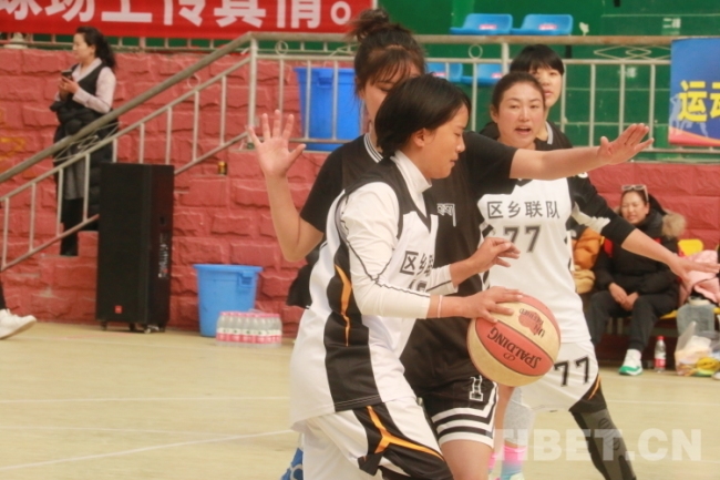四川理塘县举行“民族团结杯”全民健身篮球联赛