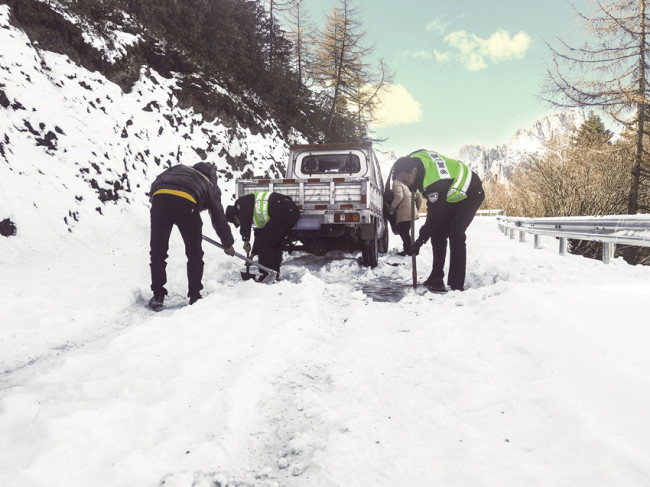 人车被困雪山 乡城公安暖心救援