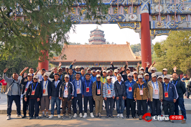 西藏自治区野生动物保护员进京考察学习团全体成员在颐和园合影留念