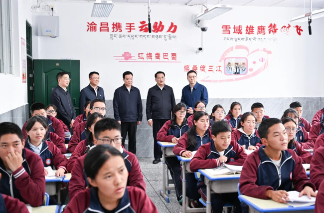重庆市代表团赴西藏昌都市考察对口支援工作