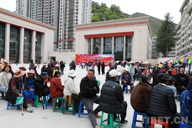 “同心·共铸中国心”医疗专家在四川马尔康义诊