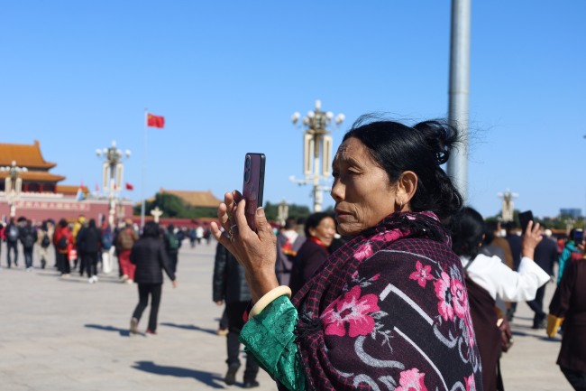 西藏林芝波密县基层干部学习参观团学员在天安门广场