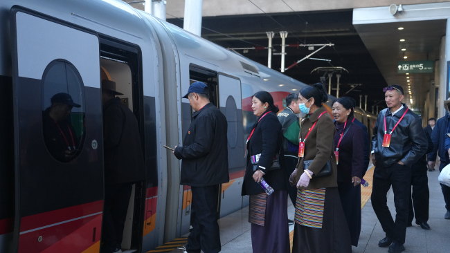 林芝波密县基层干部们在北京西站乘坐高铁，前往“未来之城”雄安新区