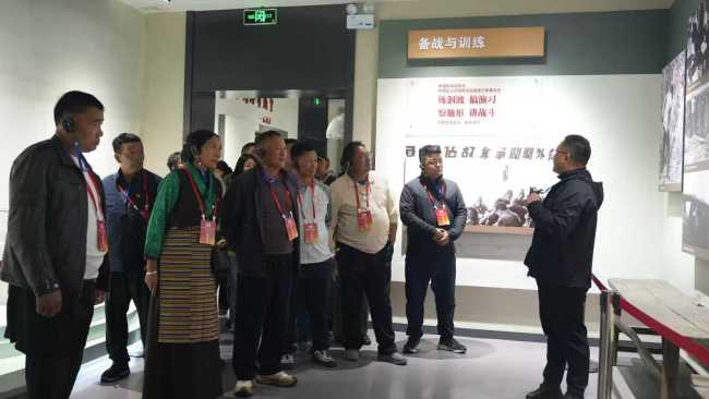 林芝波密县基层干部参观白洋淀雁翎队纪念馆
