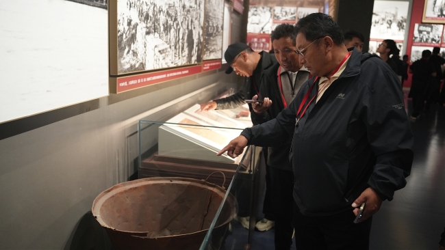 西藏林芝波密县基层干部参观中国共产党历史展览馆