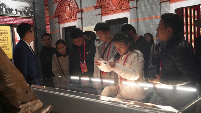 西藏林芝波密县基层干部参观中国共产党历史展览馆