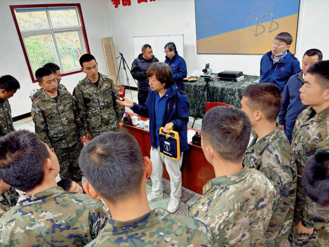 叶明在当地某武警中队为战士们进行急救培训和AED教学(图为受访者供)。