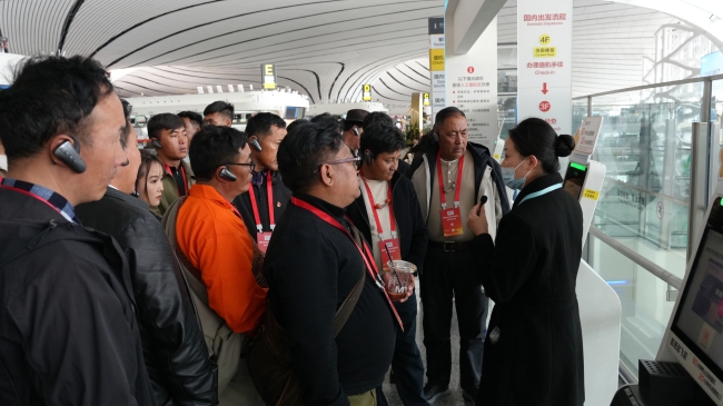 考察团成员在大兴国际机场航站楼内参观,了解机场智慧化运营与建设发展成果