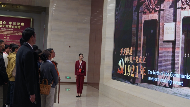 西藏农牧民合作组织带头人赴京考察团参观中国共产党历史展览馆