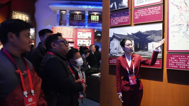 西藏农牧民合作组织带头人赴京考察团参观中国共产党历史展览馆