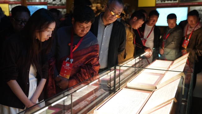 西藏农牧民合作组织带头人赴京考察团参观中国共产党历史展览馆