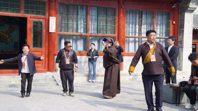 西藏农牧民合作组织带头人跳起欢快的锅庄舞