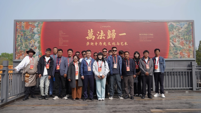 西藏农牧民合作组织带头人在故宫博物院“万法归一:萨迦寺历史文化与艺术”展览前合影