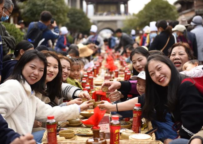 在大理白族自治州巍山古城，来自全国各地游客与当地各族群众共享长街宴席。张树禄 摄