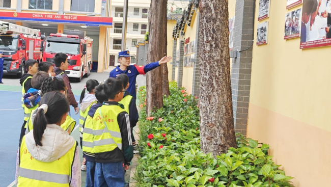 云岭中华少年消防安全科普研学活动在昆明盘龙宝善街消防救援站开展