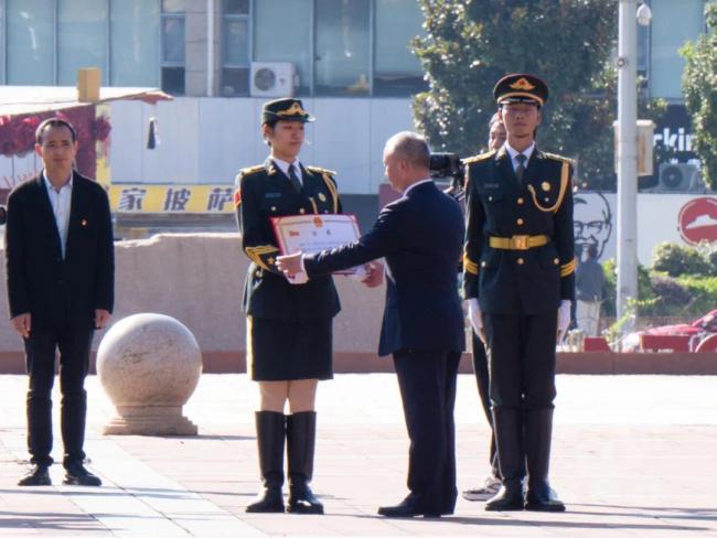 11月8日昆明理工大学获赠天安门广场国旗