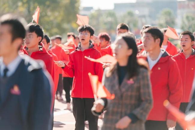 11月8日昆明理工大学获赠天安门广场国旗