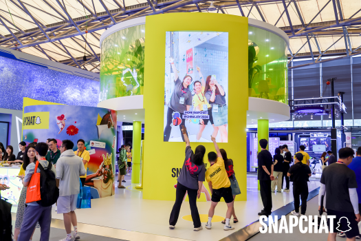 Snapchat 携“巨型 AR 魔镜” 空降 ChinaJoy， 成 B2B 展馆最热展台之一