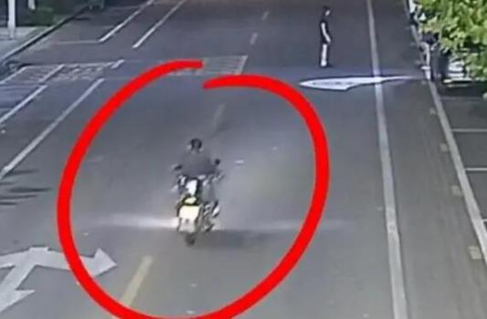 女孩马路中间摆拍遭醉驾男子骑车碰撞 摩托车司机头部受伤