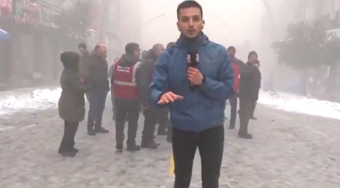 土耳其记者直播中发生强震建筑轰然倒塌，人们惊慌逃跑