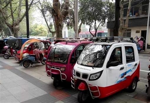 北京违规三轮车明年禁行 代步工具也需“合法合规”
